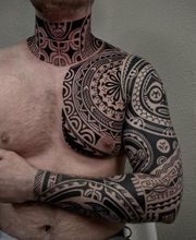 Polynesisches Tattoo, viel Samoan wegen der vielen Bänder, aber auch typische Tiki Masken.