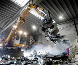 Geelhoed heeft al meer dan veertig jaar ervaring met het persen van metalen. Onze aanpak staat garant voor efficiëntie in handling, transport en export. Onze medewerkers zijn dagelijks bezig met metalen persen (pakketteren).