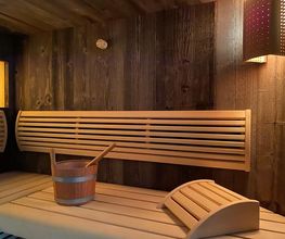 Diese Wellness-Oase beinhaltet eine finnische Sauna sowie einen Bereich zum Duschen und Entspannen.