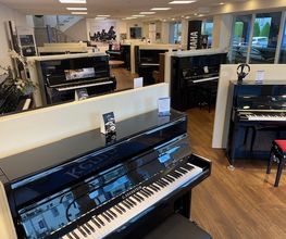 Ausstellung neue Klaviere im Pianohaus Kemp in Bielefeld