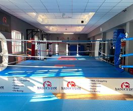 Moderner Trainingsbereich mit großzügiger Mattenfläche für Kampfsport, Fitness und Selbstverteidigung in Hamburg.