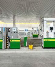 Frontalansicht der Tanksäulen AdBlue, Diesel und Wasserstoff. Im Hintergrund die Wasserstoff-Tanksäule für PKW und LKW sowie der Tankautomat. © Marion Nitsch/Lunax