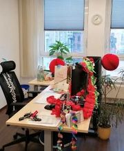 Ein bunt dekorierter Schreibtisch. Geburtstagsüberraschung.