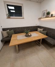 Tisch mit Polsterbank