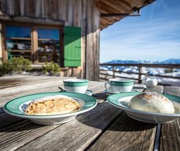 Germknödel, Apfelstrudel und Kaffee auf der Terrasse der Weltcup-Hütte.