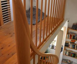 Die Treppe zum Dachgeschoss bekommt ein schwungvolles Geländer.