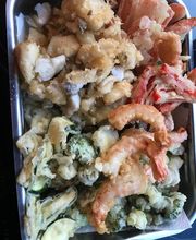 Tempura mit viel Gemüse, Shitake-Pilzen, Fisch und Garnelen.

Dazu gibts 2 Dipps (1 x scharf 1 x nicht scharf)