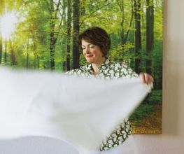 Behandlungsvorbereitung mit Tuch und Therapieliege im Praxisraum von Physiotherapie Birkhoff. Das Motiv vermittelt Hygiene, Ruhe und eine professionelle Umgebung für Schmerztherapie Magdeburg und manuelle Behandlung.