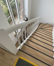 Holztreppen renovierung mit Vinyl Belag und weiß lackiert.jpg