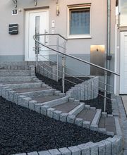 Stufenanlage mit Granitpalisaden