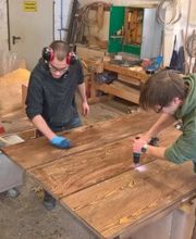 ..unsere Tischler stehen für eine handwerkliche Arbeitfür sie bereit..