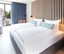 Modernes Wohndesign mit direktem Seeblick. Ein Zuhause auf Zeit in unseren hochwertig ausgestatteten Zimmern. Erleben Sie eine spannende Symbiose aus eleganter Jugendstilvilla und lichtdurchflutetem Neubau direkt am Ufer des Bodensees.