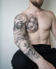 Black and Grey Microrealism Tattoo. Büsten, Statuen und ein Pferd und Schriften. Ein Fullsleeve und eine seite der Brust.