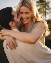Kara Elizabeth Photography Glückliches Paar im Sonnenuntergang – Paarfotografie in München, die echte Emotionen, Nähe und Freude in natürlichen Bildern zeigt.