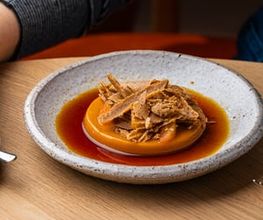 Crème caramel à la noix de coco, feuille de keffir au soja, pain d'épice