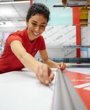 Das Team von Mail Boxes Etc. besteht aus engagierten und erfahrenen Experten, die sich darauf konzentrieren, Ihnen den bestmöglichen Service zu bieten. Wir sind stolz darauf, ein professionelles und freundliches Team zu haben, das Ihnen bei allen Fragen und Anliegen rund um den Versand und andere Dienstleistungen zur Verfügung steht.Unsere Mitarbeiter sind speziell ausgebildet, um Ihnen individuelle Lösungen für Ihre spezifischen Bedürfnisse zu bieten. Wir hören zu und beraten Sie gerne bei der Auswahl des richtigen Services und der optimalen Versandoptionen. Bei Mail Boxes Etc. ist der Kundenservice unsere oberste Priorität und wir tun alles, um sicherzustellen, dass Sie mit unseren Dienstleistungen zufrieden sind.Unser Team ist auch auf dem neuesten Stand der Technik und nutzt modernste Tools und Technologien, um Ihnen eine schnelle und effiziente Abwicklung Ihrer Anfragen und Aufträge zu ermöglichen.Wenn Sie Fragen haben oder Hilfe benötigen, zögern Sie bitte nicht, uns zu kontaktieren. Wir freuen uns darauf, Ihnen zu helfen!