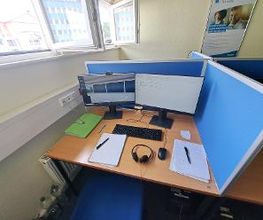 Ein PC-Arbeitsplatz mit zwei Monitoren.