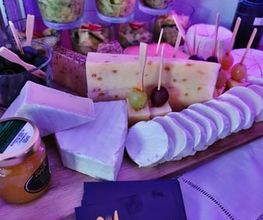 Ansprechende Käseplatte und Feinkost-Häppchen von Christians Catering Bernburg. Erstklassiges Fingerfood-Catering für Firmenempfänge, Business-Events und Familienfeiern.