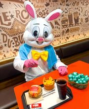 🐰🍔 Même le lapin de Pâques a besoin d’une pause… et devinez où il a foncé ? Après avoir bondi toute la matinée, il a lâché les œufs pour un Whopper® bien chaud (et franchement, on peut pas lui en vouloir). 📍 Et vous, vous venez chercher quoi aujourd’hui ?
Un Whopper® ? Des œufs ?
Pourquoi pas les deux ? 😏