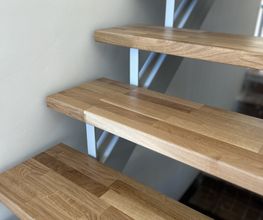 treppe eiche aufgesattelt.jpg