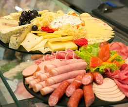 Frischetheke
Die großzügige inhaberbetriebene Frischetheke wird von kompetenten und freundlichen Mitarbeitern geführt, die Sie fachkundig bei Ihrer Auswahl von Fleisch, Käse sowie Wurstwaren beraten.