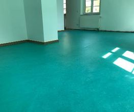 Linoleum von Forbo Marmoleum im Esszimmer verlegt. Als Wandabschluss haben wir eine Holzsockelleiste aus Eiche angebracht.