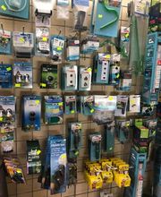 Das ist eine Wand mit Ersatzteilen .