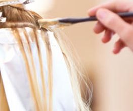 peluqueria-raquel-cascante-persona-tinturando-cabello.jpg