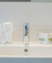 Guest room bath