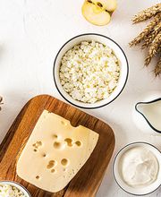 Molkereiprodukte
Was ist so vielfältig wie die Milch? Man kann daraus so viele leckere, süße und herzhafte Speisen, Nachtische und vieles mehr herstellen. In unserem Angebot finden Sie Joghurts, Puddings, Desserts, Milch-Drinks, Kefir, Trinksauermilch, Quark, Schmalz und natürlich eine große Auswahl an Käse. Selbstverständlich sind auch vegane Alternativen vorhanden.