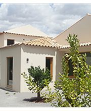 limpiezas-natura-vivienda-blanca-con-jardin-2.png