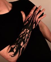 Darkart Brushstrokes auf dem Unterarm und der Hand. Erinnert an Calligraphy.