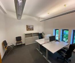 Festvermietung von Büroräumen für zwei Personen mit Fenster.