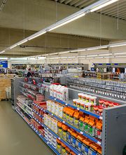 Die Anordnung und Höhe der Regale bietet den Kunden einen perfekten Überblick über den gesamten BAUAKTIV Discount Baumarkt.