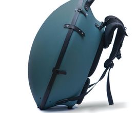 Die Hardcase Rucksacktaschen der Marke AVAYA bieten für Deine Handpan einen kompromisslosen Schutz beim Transport und sind an Stabilität wohl kaum zu übertreffen. Zwei Fiberglas-Schalen gewährleisten höchste Robustheit.
Du kannst die AVAYA Hardcase Rucksacktasche im Handpan Showroom Stuttgart kaufen oder bei www.Handpan.World online bestellen.