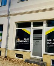 Außenansicht vom Beratungsbüro in Markranstädt. Blick auf eine Fensterfront einer Nachhifeschule. 