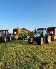 Grasoogst 2 strautman opraapwagens