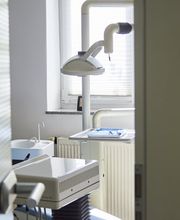 Zahnarztpraxis Hanel - Zahnarzt in Langen Behandlungszimmer