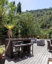 Terrasse face à la colline 