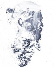 Ein eindrucksvolles Portrait zeigt das Profil eines Mannes, überlagert mit Strukturen aus Natur, Schnee und Wasserfällen. Die doppelte Belichtung schafft eine poetische Verbindung zwischen Mensch und Landschaft.