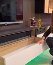 .verzaubern Sie mit stimmungsvollen Klängen aus der Soundbar Ihr Wohnzimmer..