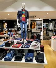 Photo de l'intérieur du magasin Brice Cesson Sévigné