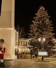 Tagesausflug in Schleswig Holstein. Shoppingausflug in das Designer Outlet Neumünster. Designer Marken zu Outlet Preisen; Weihnachtsgeschenke shoppen, Weihnachtsbaum, Nussknacker, Haupteingang