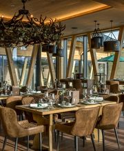 Hofgut-Restaurant mit modernem Design und Ausblick auf die Berge.