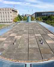 Flachdächer bieten vielfältige Möglichkeiten zur Dachgestaltung. Bei allen Varianten ist die Abdichtung von größter Bedeutung. Die genaue Materialkenntnis der Werkstoffe sowie die  Berücksichtigung der Verträglichkeit untereinander ist unabdingbar. Mit unserer langjährigen Erfahrung und der Kenntnis des Aufbaus der verschiedenen Schichten eines Flachdachs sind wir für Sie der richtige Ansprechpartner. Unser Können konnten wir bereits in zahlreichen Projekten unter Beweis stellen. So zum Beispiel auch beim Bundeskanzleramt oder den High Park am Potsdamer Platz.