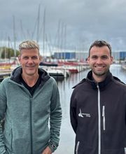 Welkom bij Schepenkring Heeg, gevestigd bij Ottenhome Heeg aan het prachtige Heegermeer, het kloppend hart van de Friese watersport. Wij zijn Jan IJben en Jochum van Tuinen, uw jachtmakelaars in Friesland. Samen delen wij een grote passie voor het water en begeleiden wij u graag bij de verkoop of aankoop van uw schip.

Jan is algemeen directeur van Ottenhome Heeg en al jarenlang actief binnen de watersportbranche. Jochum heeft ruime ervaring in de jachtmakelaardij en staat bekend om zijn nuchtere aanpak, vakkennis en betrokkenheid bij zowel koper als verkoper.