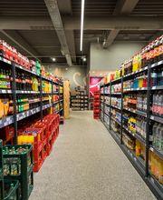 GETRÄNKE
In den Getränkeregalen warten auf Sie viele Erfrischungen wie Wasser, Säfte, Softdrinks und Schorlen von vielen Herstellern und in unzähligen Geschmacksrichtungen. Beim Nationalgetränk Bier steht Ihnen eine große Vielfalt zur Wahl. Auch viele bayrische Biere sind darunter wie das Lausitzer Bier. Bei unserer Weinauswahl können Sie Ihre Blicke weit schweifen lassen – von regional bis international. Spirituosen sind ebenfalls vielfältig vorhanden – von Likör bis Kräuterschnaps, von Gin bis Whisky!
Unter allen Getränken sind diverse regionale Anbieter vertreten und auch vorgekühlte Flaschen und Dosen erhalten Sie bei uns. Für den großen Durst empfehlen wir die praktischen Kästen!