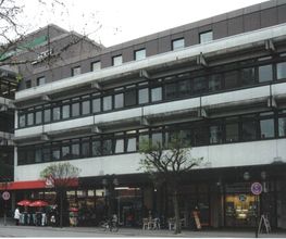Bürogebäude mit Ladenzeile im Erdgeschoss