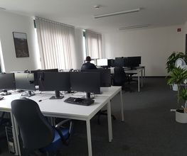 Schulungsraum mit mehreren PC-Arbeitsplätzen. An einem Arbeitsplatz sitzt ein Mann.