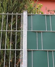 Zaunbau_Schubert_DoppelstabGitterzaun_mit_Sichtschutzstreifen_gruen